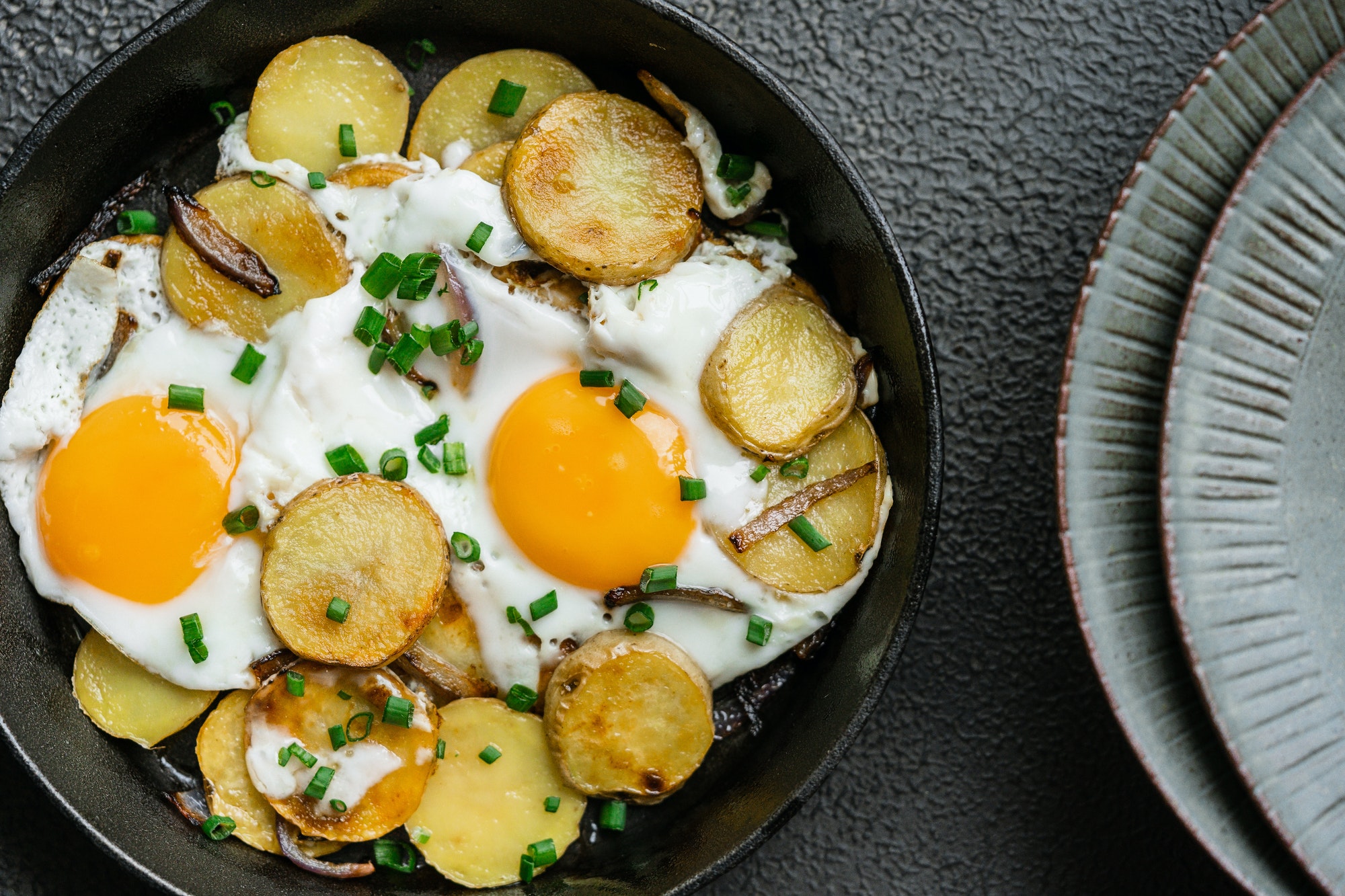 Fried eggs with potatoes